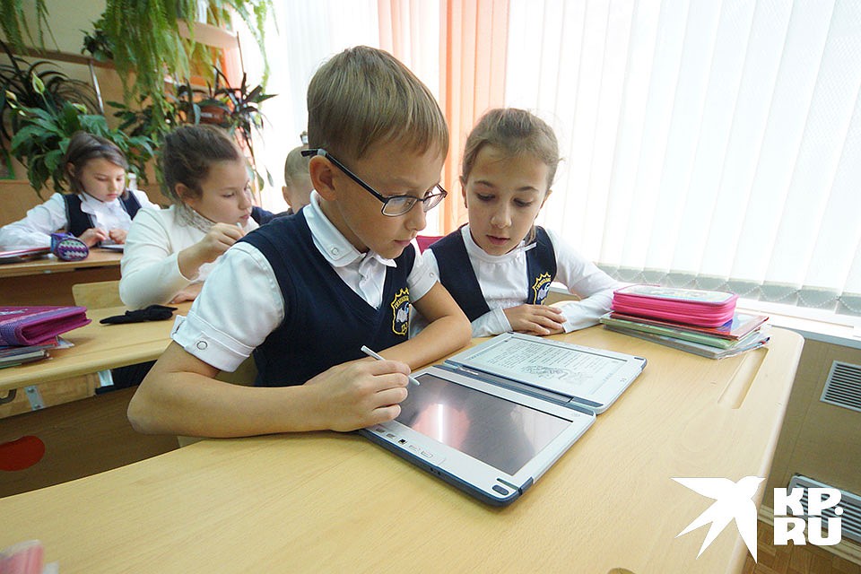 Электронные учебники положили начало перехода школы на новый вид обучения. Фото: Алексей БУЛАТОВ